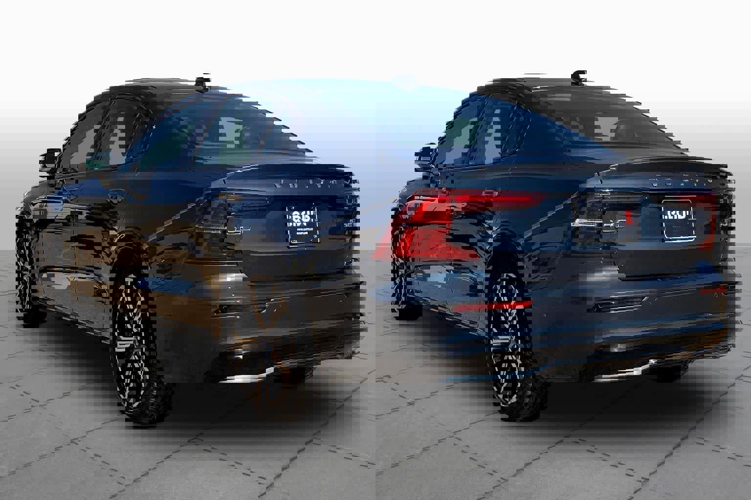 Used 2023 Volvo S60 B5 Plus image 4