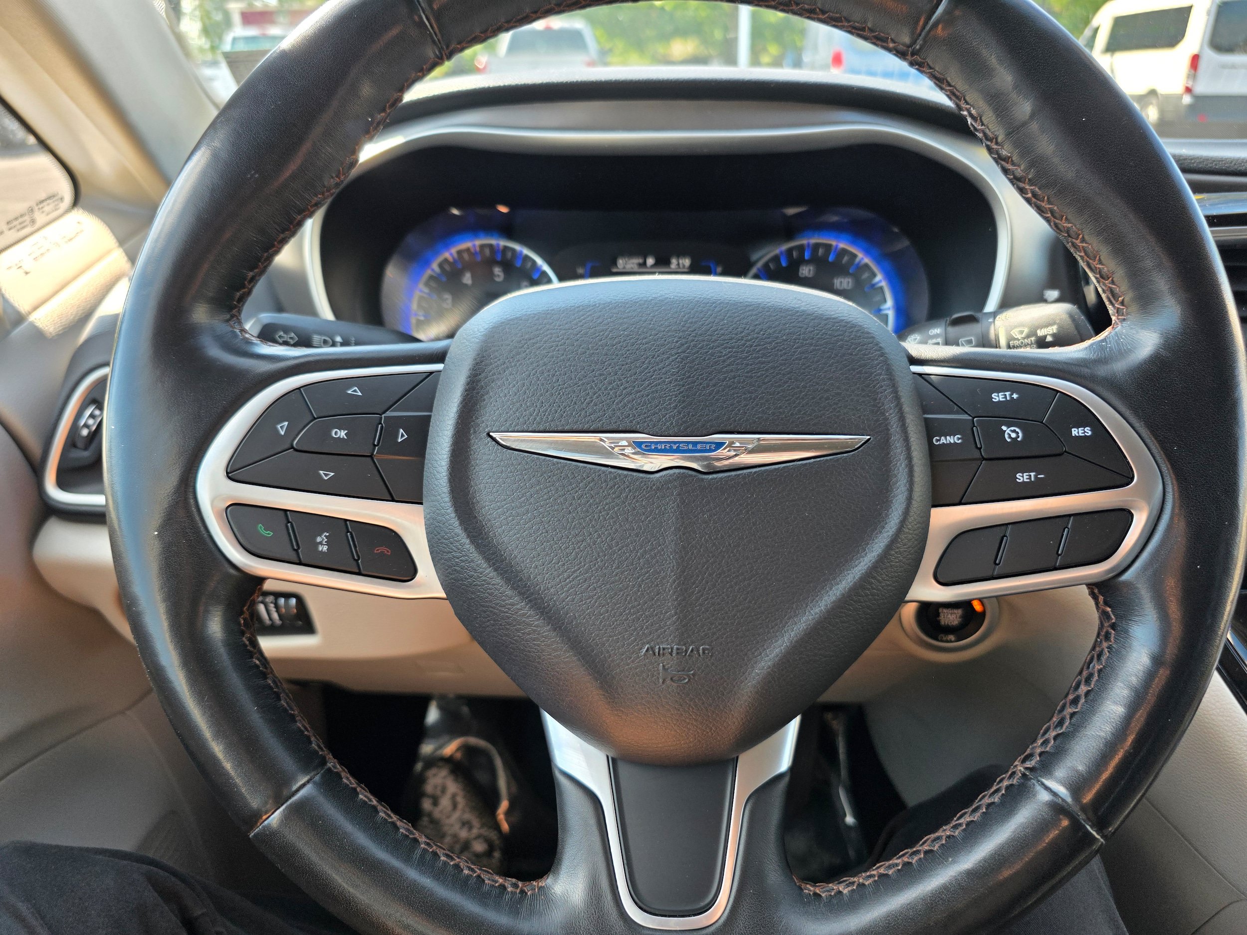 Used 2020 Chrysler Pacifica Touring-L FWD image 14