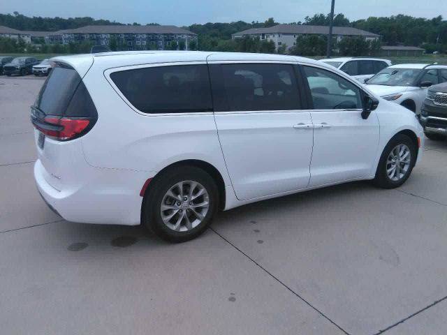 Used 2026 Chrysler Pacifica Limited FWD image 3