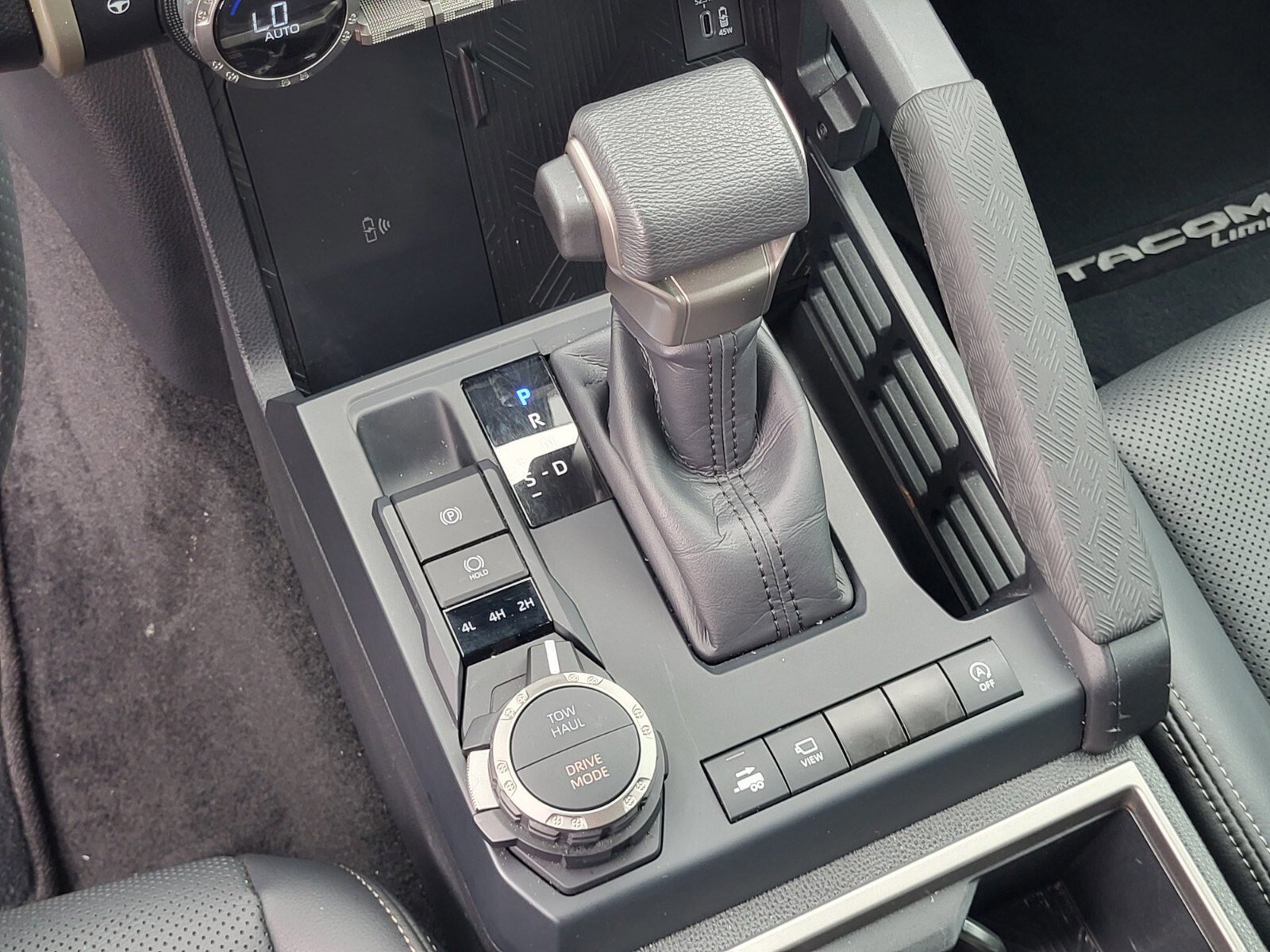 Used 2024 Toyota Tacoma Limited w/ Limited Package (LT) image 26