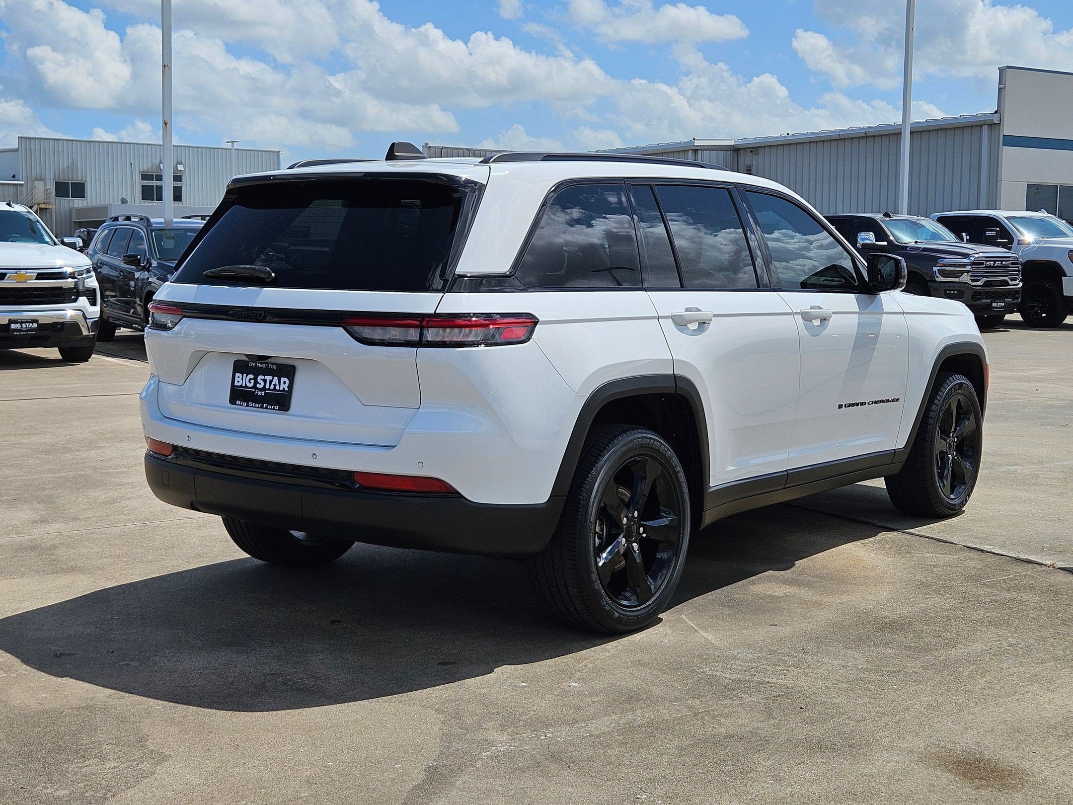 Used 2023 Jeep Grand Cherokee Altitude RWD image 3
