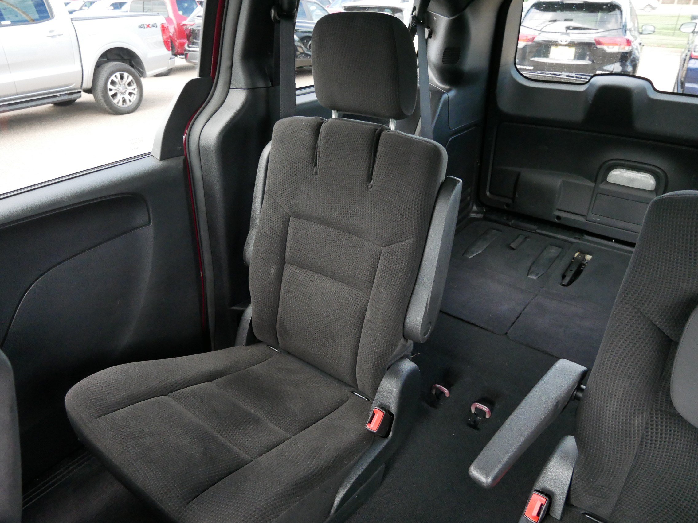 Used 2018 Dodge Grand Caravan SE FWD image 12