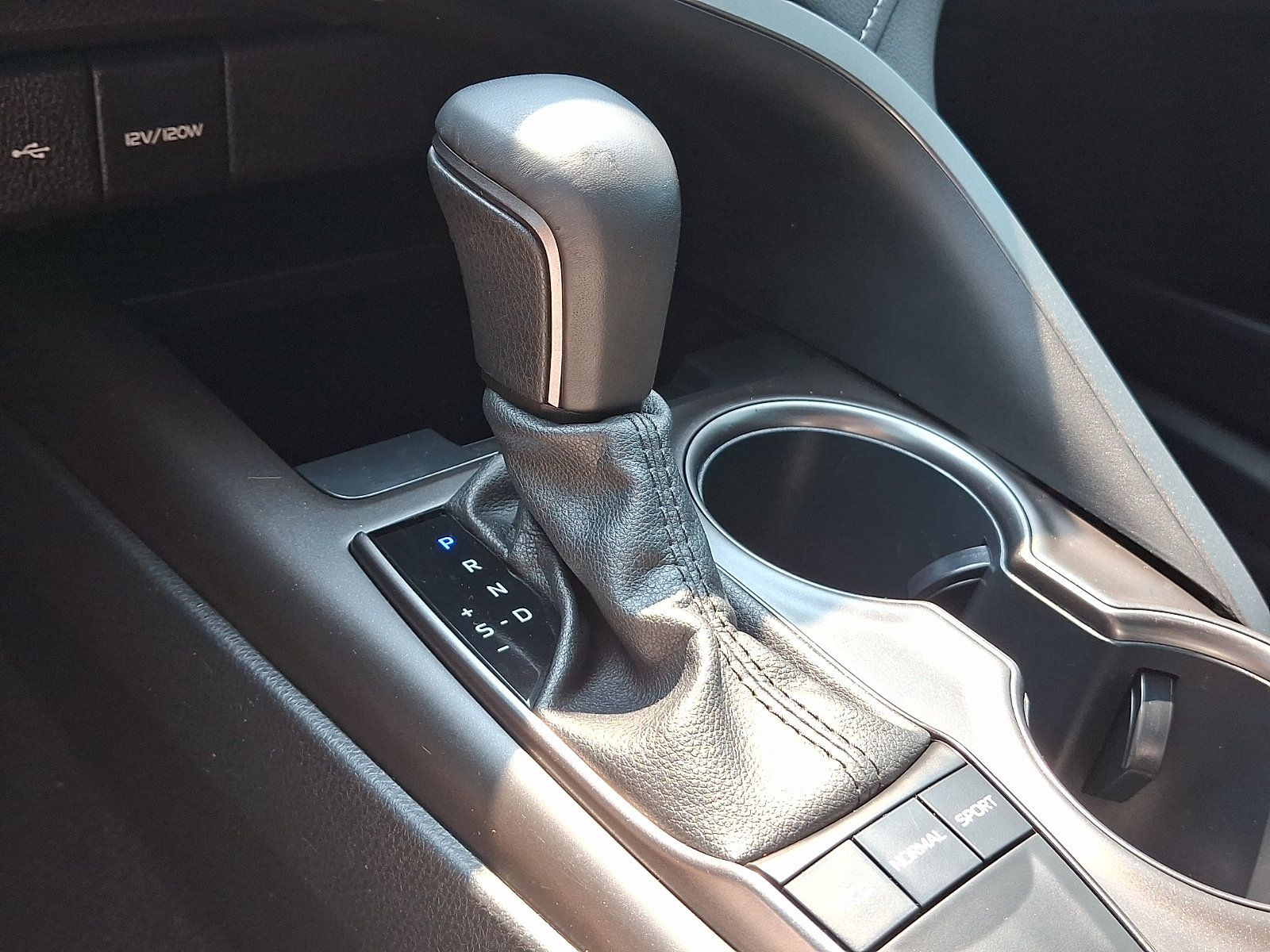 Used 2022 Toyota Camry SE w/ Carpet Mat Package (TMS) FWD image 15