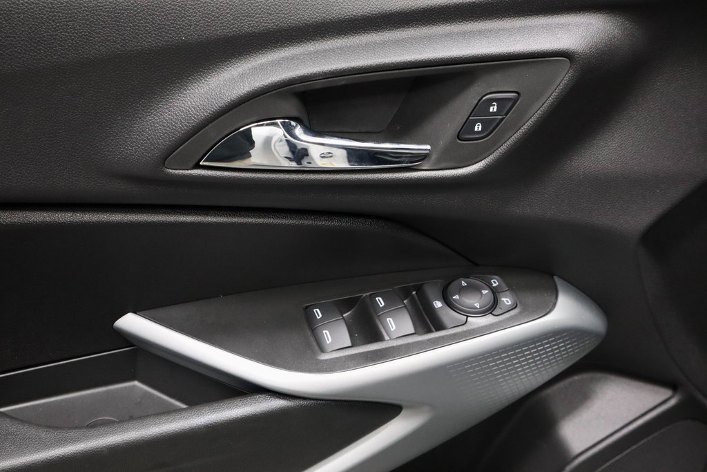 Used 2025 Chevrolet Trax RS w/ Driver Confidence Package image 23