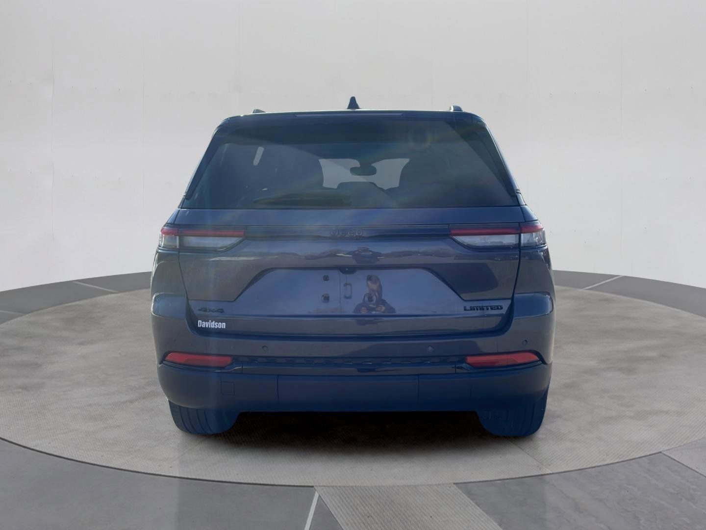 Used 2023 Jeep Grand Cherokee Limited w/ Black Appearance Package AWD/4WD image 5