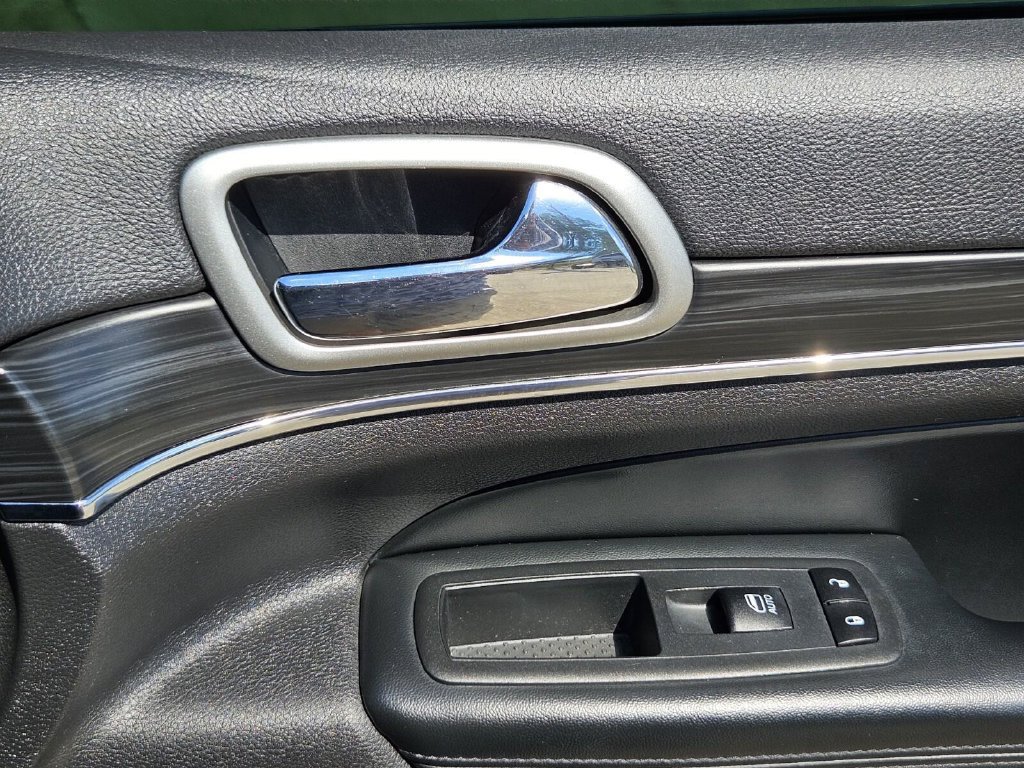 Used 2020 Jeep Grand Cherokee Limited AWD/4WD image 12