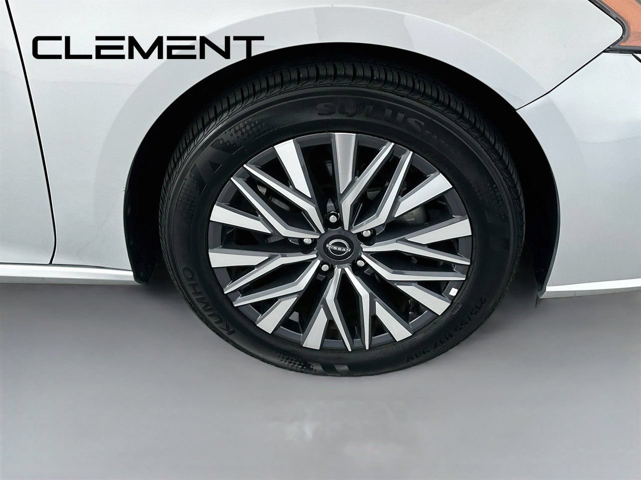 Used 2025 Nissan Altima 2.5 SV FWD image 34