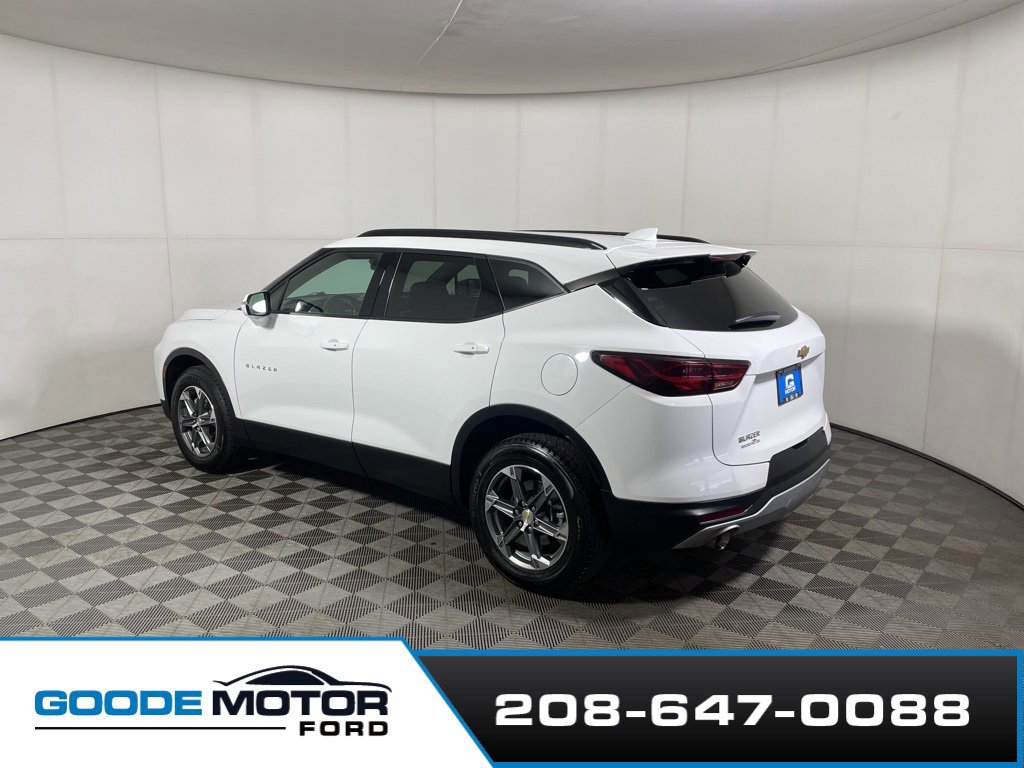 Used 2023 Chevrolet Blazer LT image 2