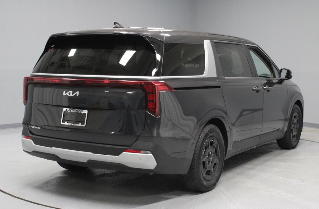 Used 2025 Kia Carnival FWD image 11
