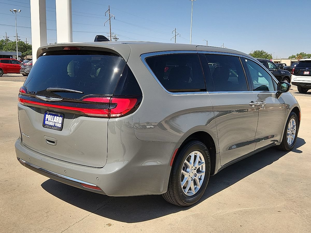 Used 2025 Chrysler Pacifica Select FWD image 3