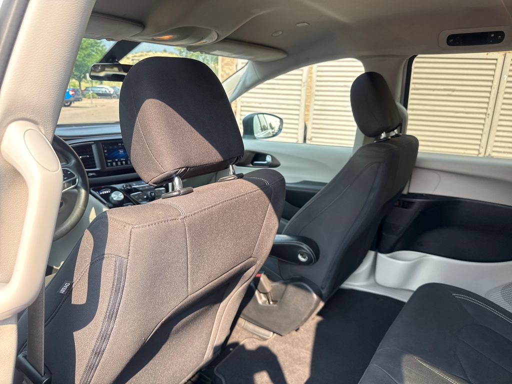 Used 2020 Chrysler Voyager L FWD image 22