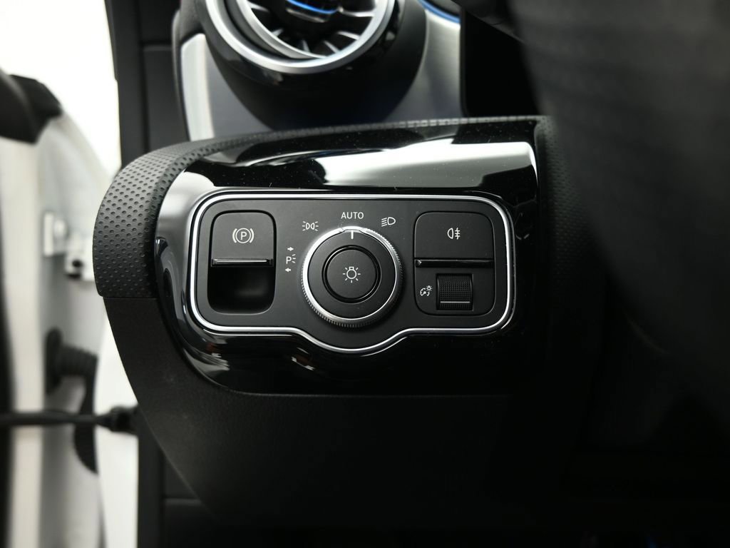 Used 2024 Mercedes-Benz CLA 250 image 37