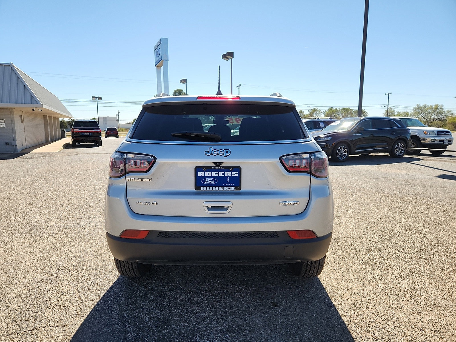 Used 2024 Jeep Compass Latitude image 4