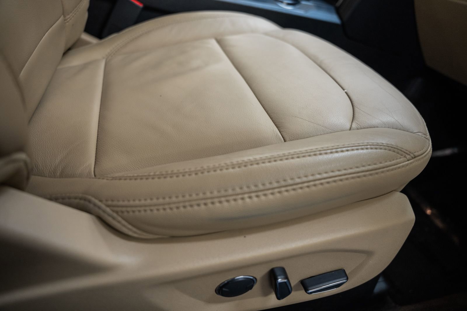 Certified 2017 Ford Explorer XLT w/ Equipment Group 202A image 34