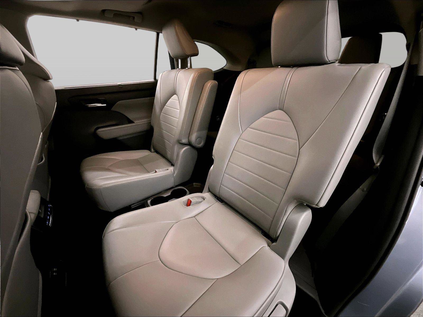 Used 2020 Toyota Highlander XLE AWD/4WD image 25