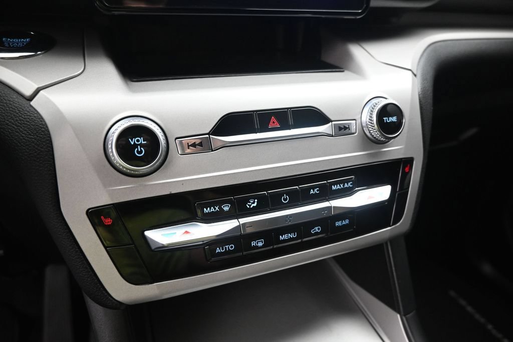 Certified 2023 Ford Explorer XLT RWD image 24