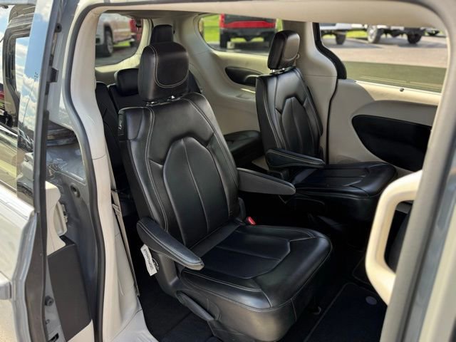Used 2023 Chrysler Pacifica Touring-L image 31