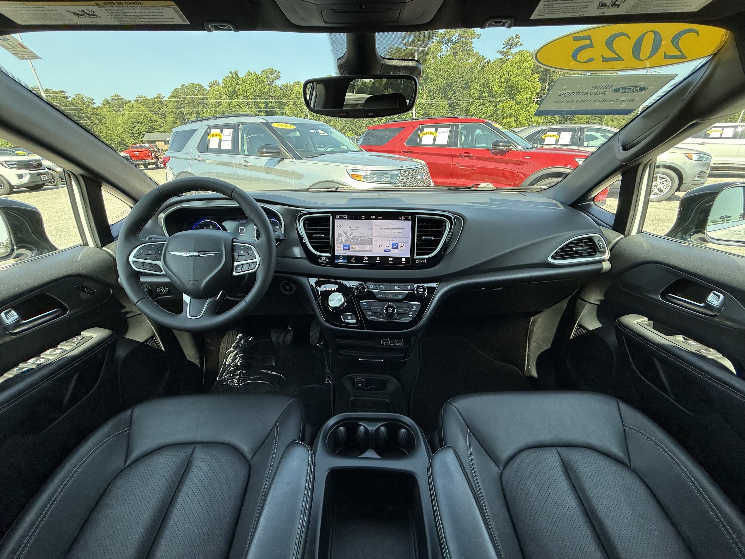 Used 2025 Chrysler Pacifica Select FWD image 12