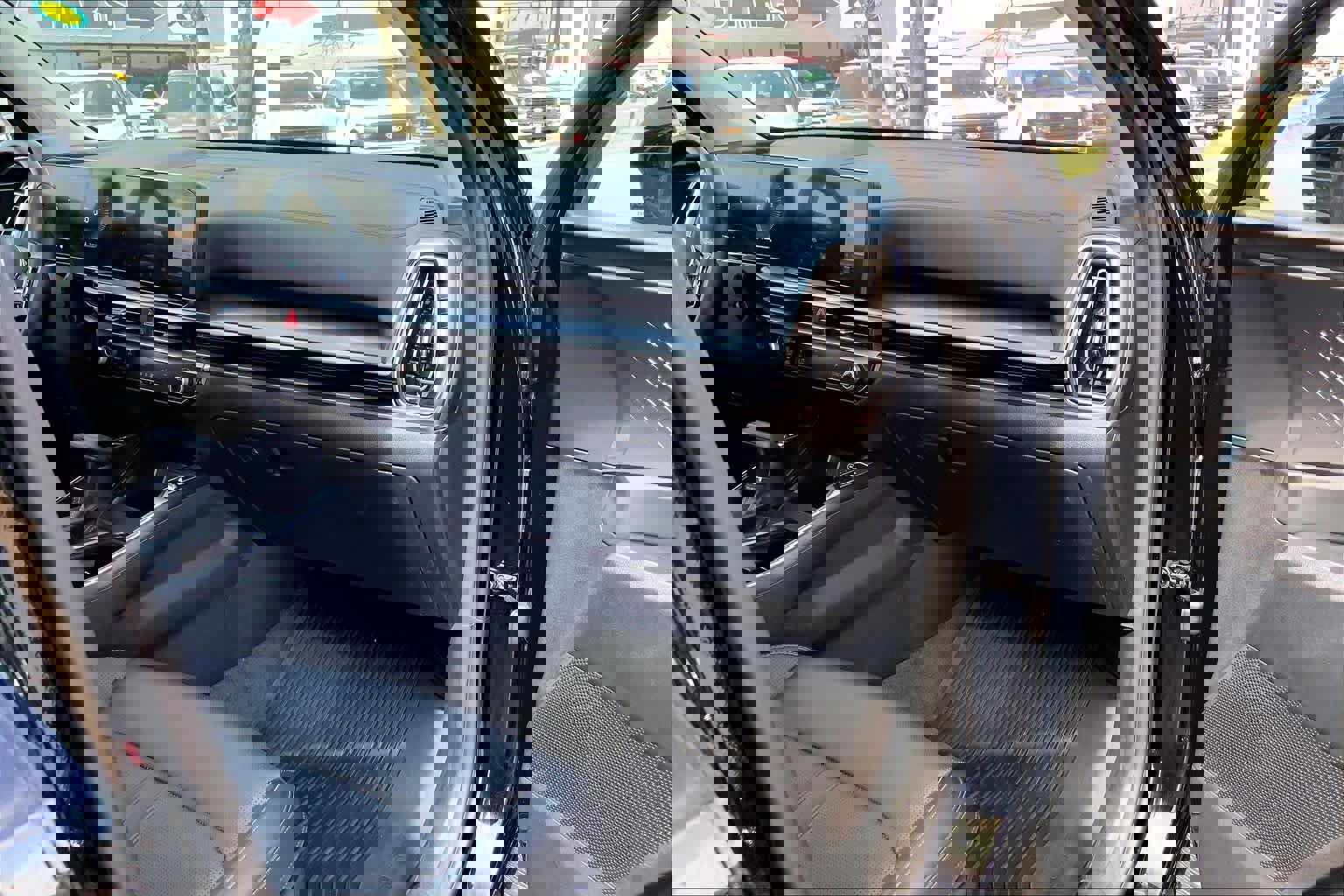 Used 2025 Kia Sorento S w/ Panoramic Sunroof Package image 19