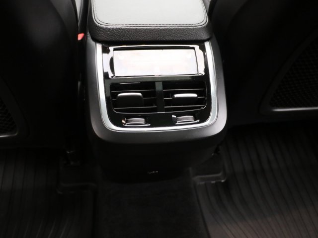 Used 2022 Volvo XC90 T6 Momentum w/ Climate Package AWD/4WD image 17