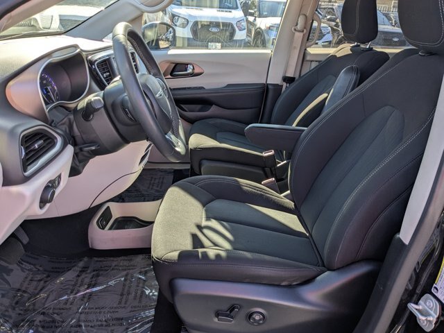 Used 2023 Chrysler Voyager LX FWD image 13