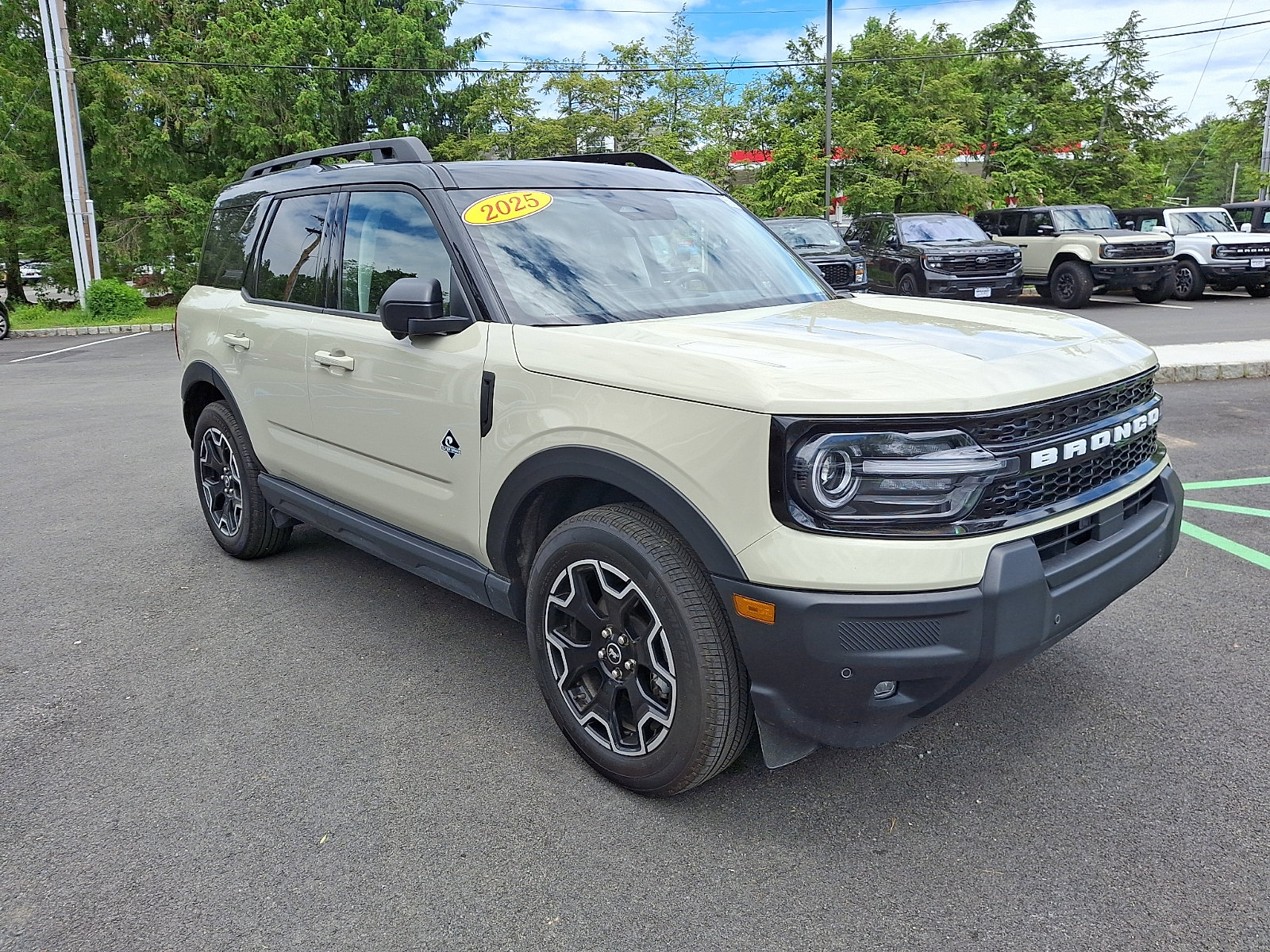 Certified 2025 Ford Bronco Sport Outer Banks w/ Outer Banks Tech Package+ AWD/4WD image 3