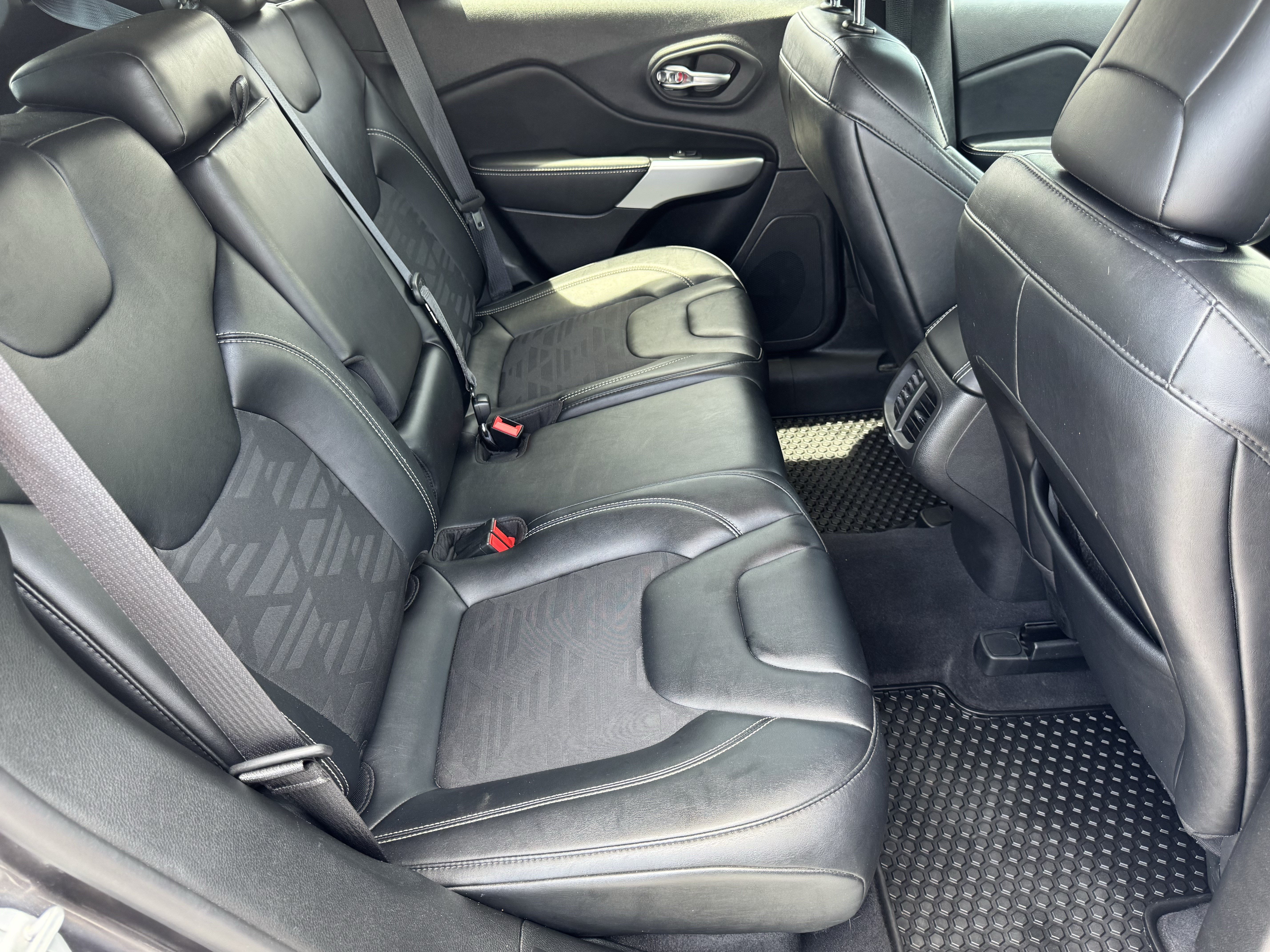 Used 2022 Jeep Cherokee Latitude AWD/4WD image 17