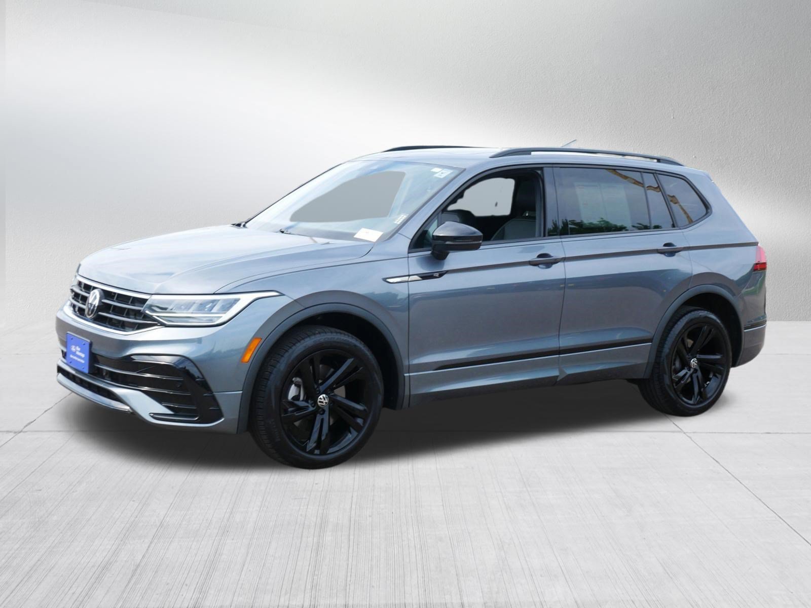 Used 2023 Volkswagen Tiguan SE R-Line AWD/4WD image 3