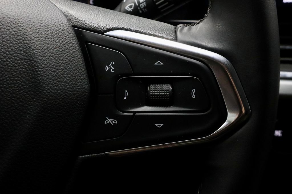 Used 2025 Chevrolet Trax LT w/ LT Convenience Package image 28