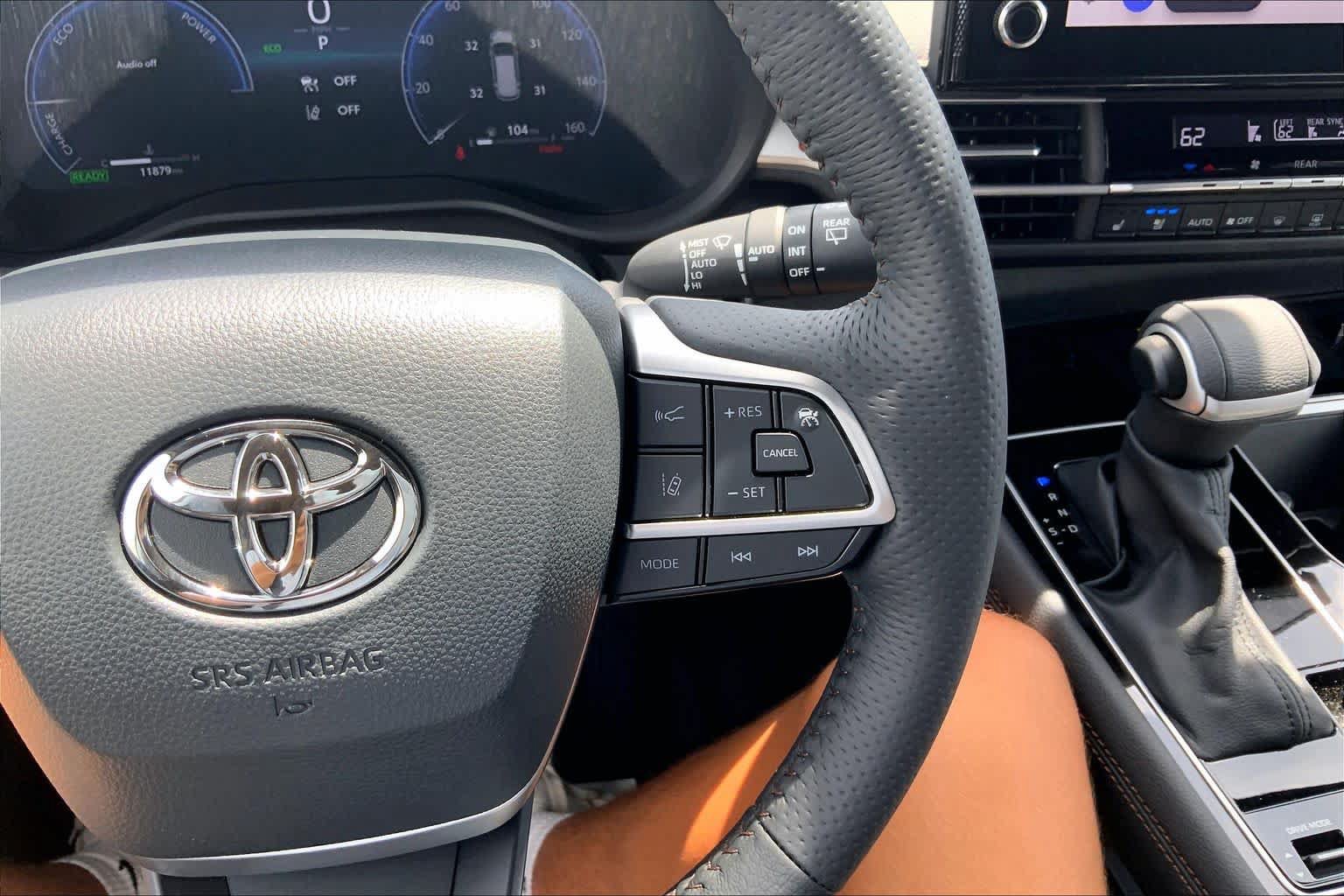 Used 2025 Toyota Sienna Platinum FWD image 25