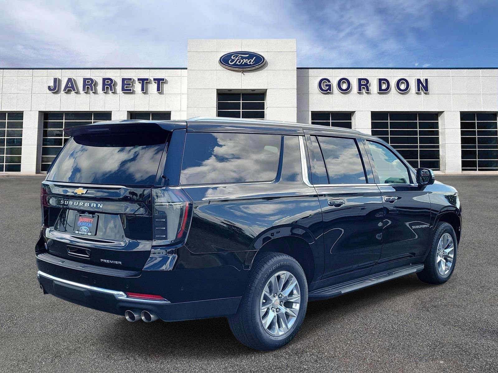 Used 2025 Chevrolet Suburban Premier AWD/4WD image 4