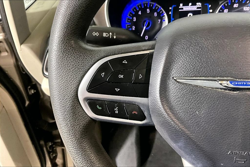 Used 2017 Chrysler Pacifica Touring Plus w/ Tire & Wheel Group FWD image 14