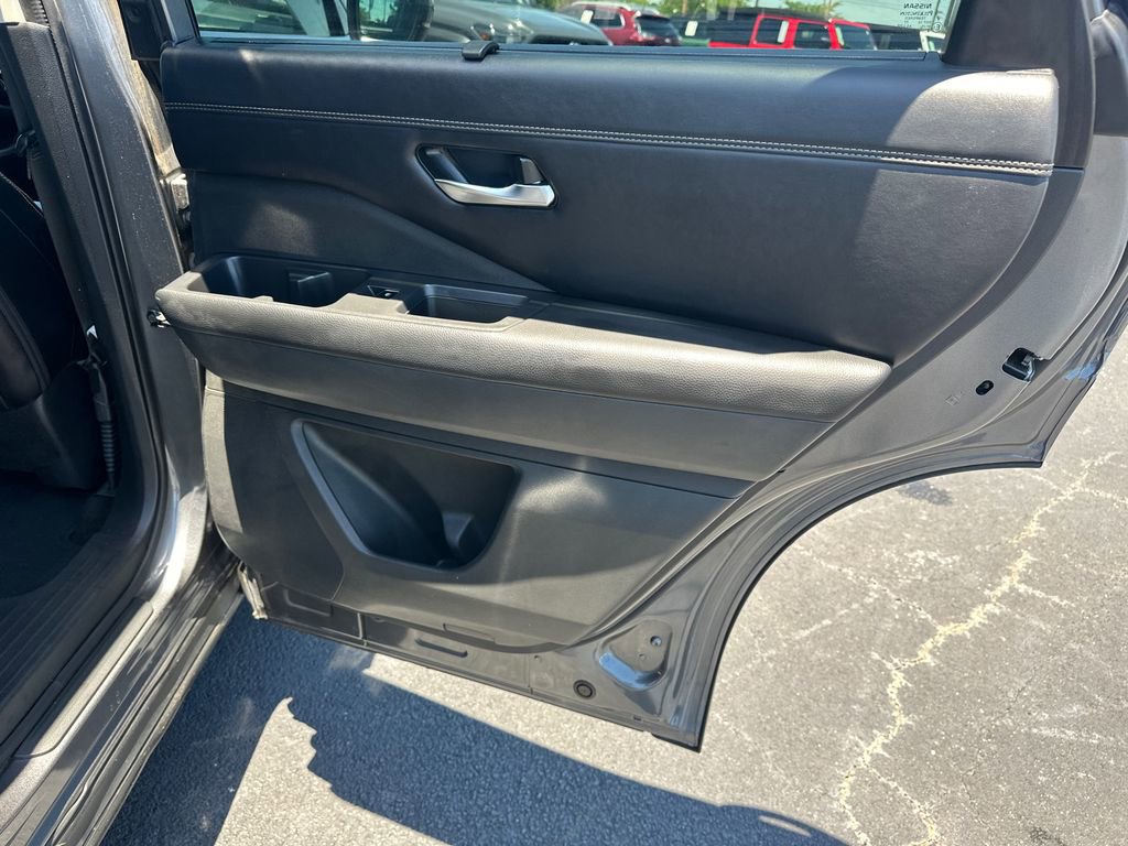 Used 2024 Nissan Pathfinder Platinum FWD image 16
