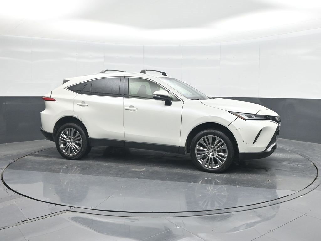 Used 2022 Toyota Venza XLE image 9