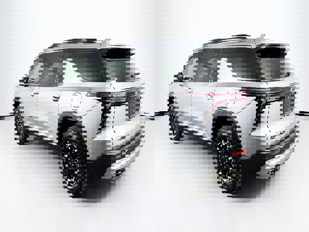 Used 2025 Chevrolet Traverse Z71 image 3