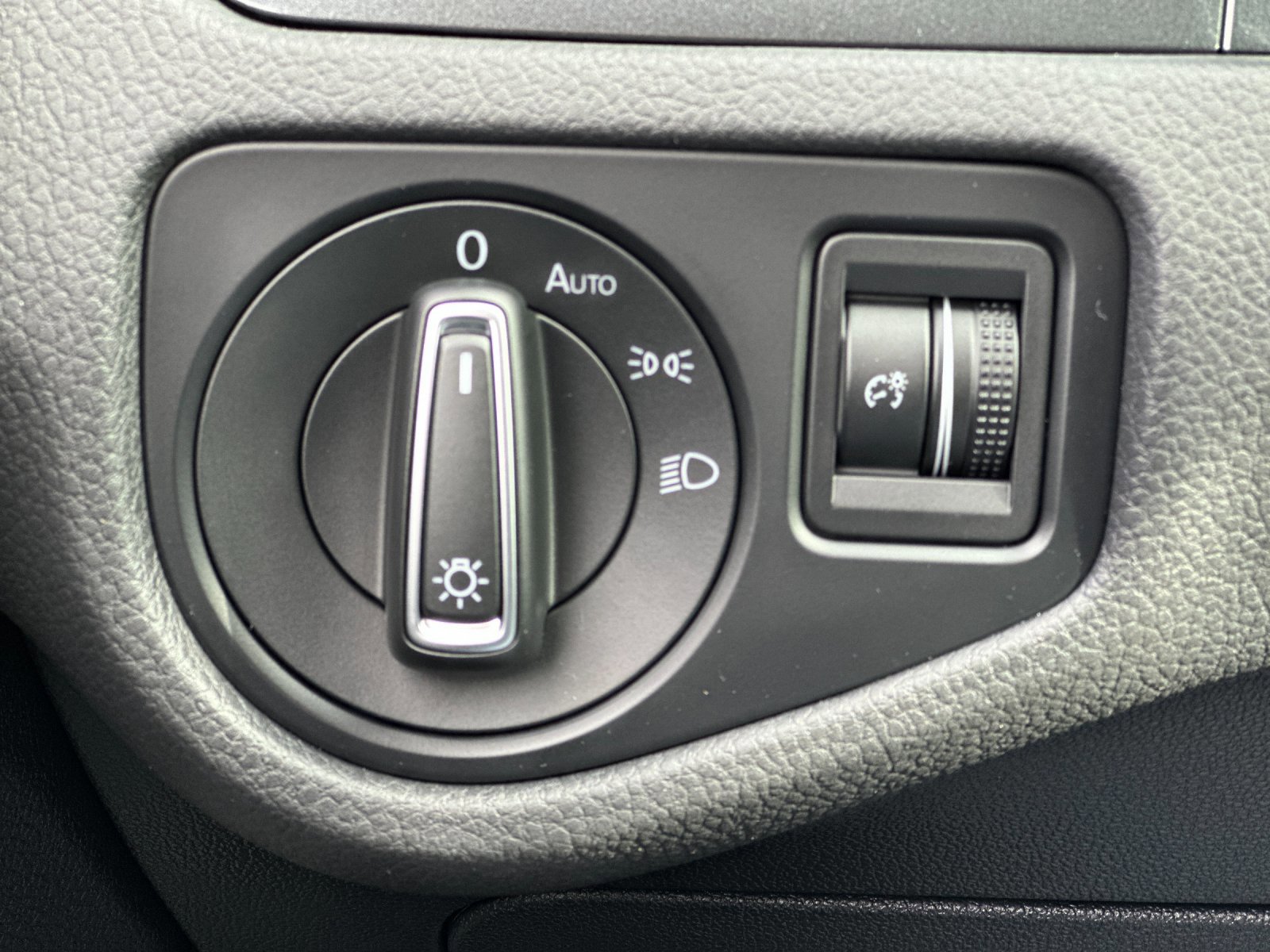 Used 2019 Volkswagen Golf image 25