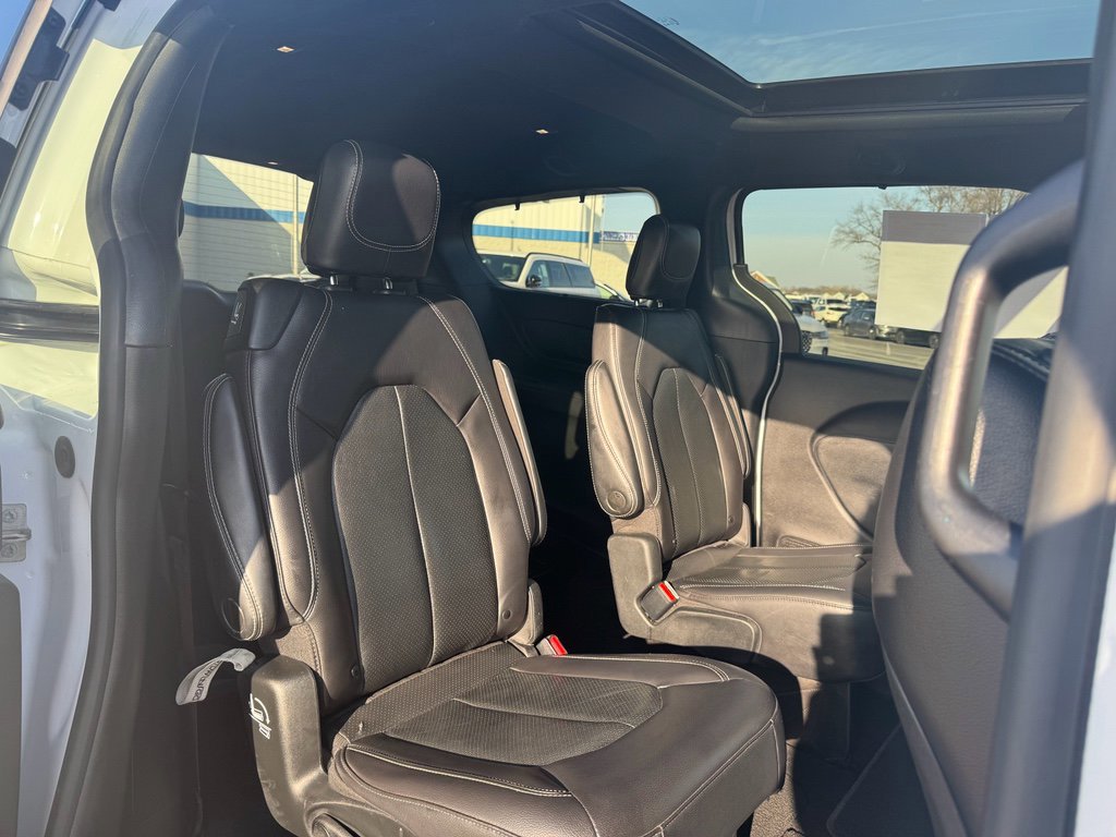 Used 2022 Chrysler Pacifica Touring-L w/ S Appearance Package image 16