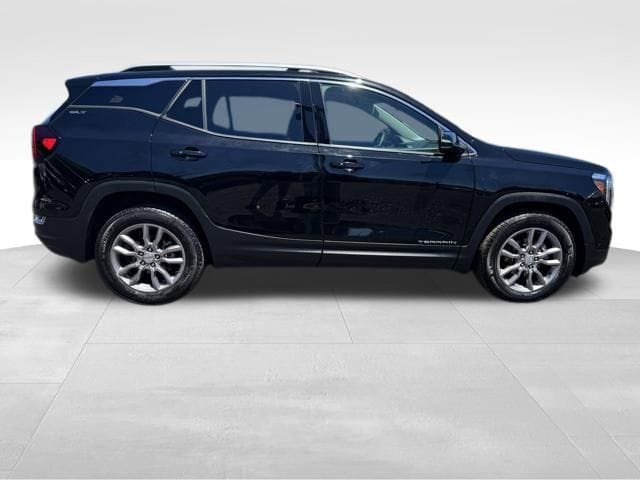 Used 2024 GMC Terrain SLT AWD/4WD image 2