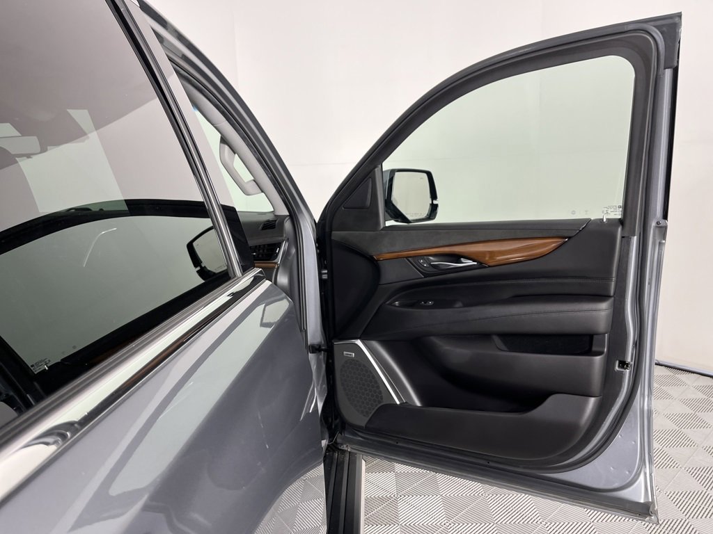 Used 2020 Cadillac Escalade Premium Luxury image 32