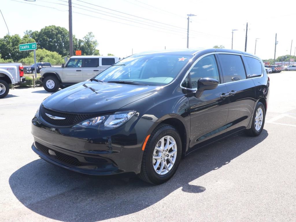 Used 2023 Chrysler Voyager LX FWD image 3