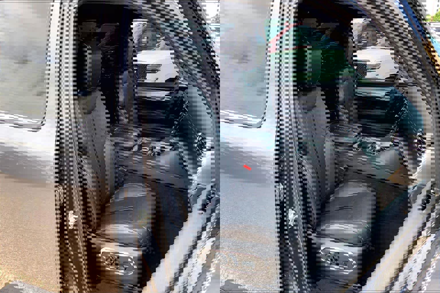 Used 2024 Jeep Wagoneer L Series II w/ Convenience Group I image 11