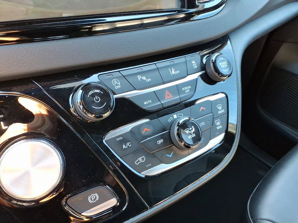 Used 2025 Chrysler Pacifica Select FWD image 17
