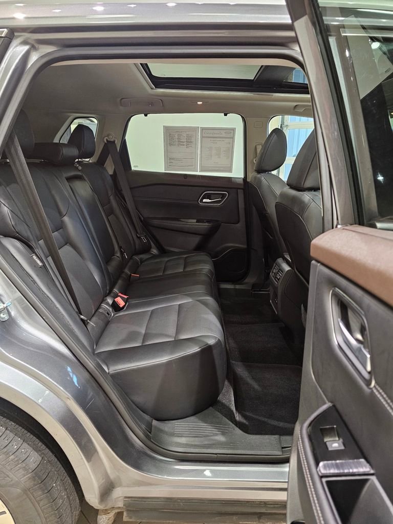 Used 2021 Nissan Rogue SV w/ Premium Package image 32