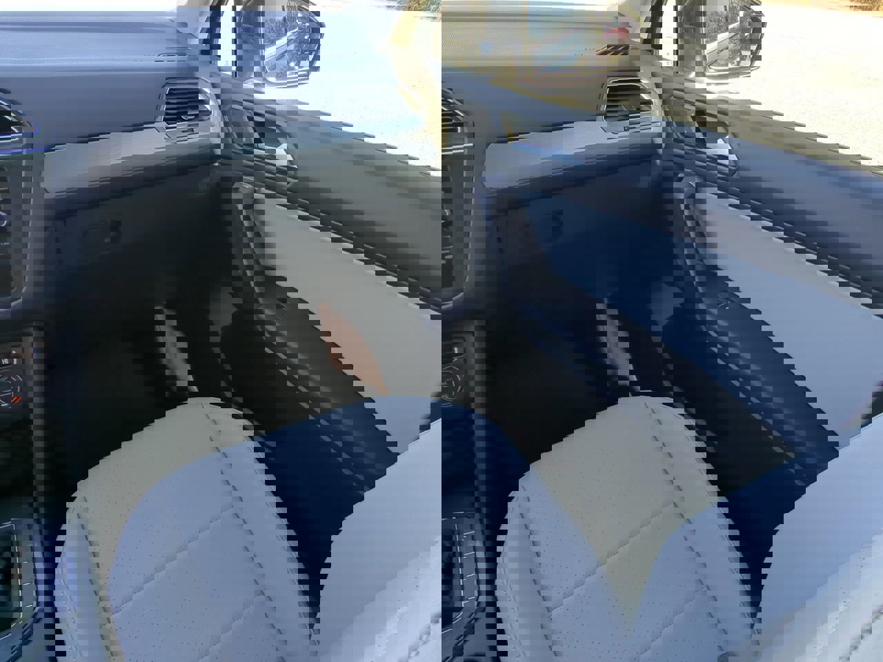 Used 2021 Volkswagen Tiguan SE image 15