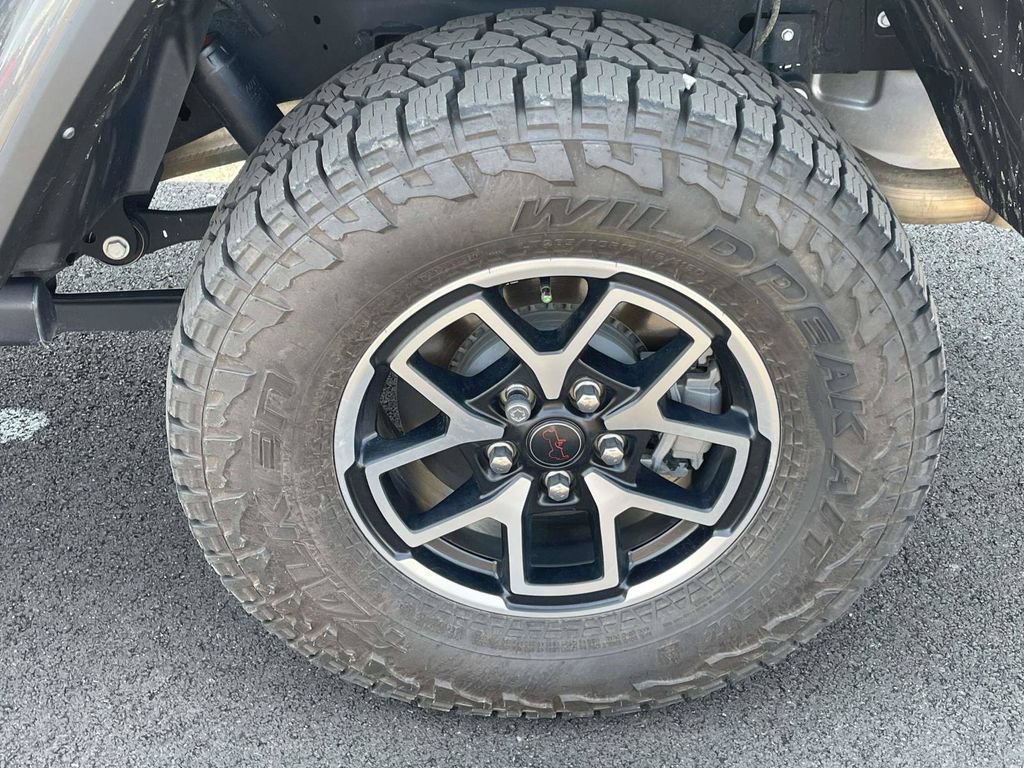 Used 2025 Jeep Gladiator Rubicon w/ Convenience Group AWD/4WD image 9