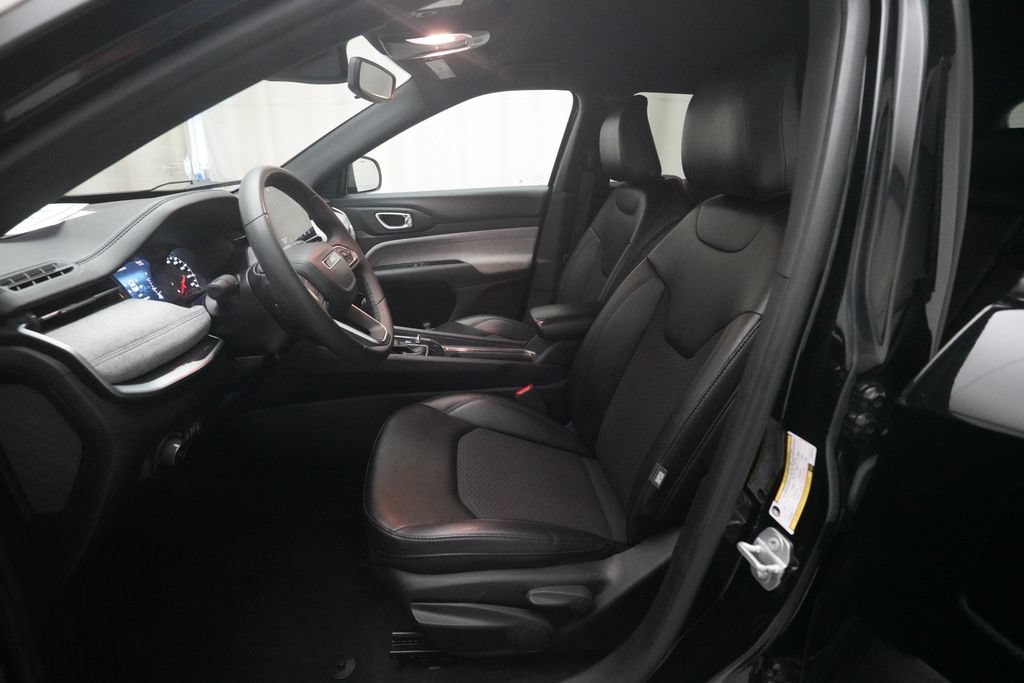 Used 2024 Jeep Compass Latitude AWD/4WD image 7