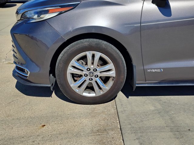 Used 2021 Toyota Sienna Platinum AWD/4WD image 9