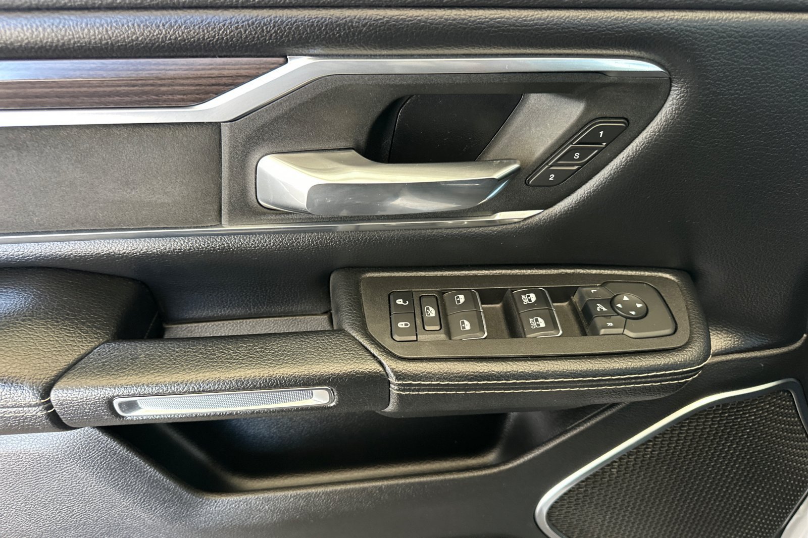 Used 2025 RAM 1500 Laramie AWD/4WD image 10
