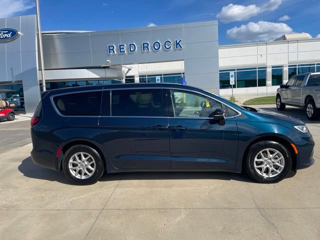 Used 2024 Chrysler Pacifica Touring-L FWD image 3