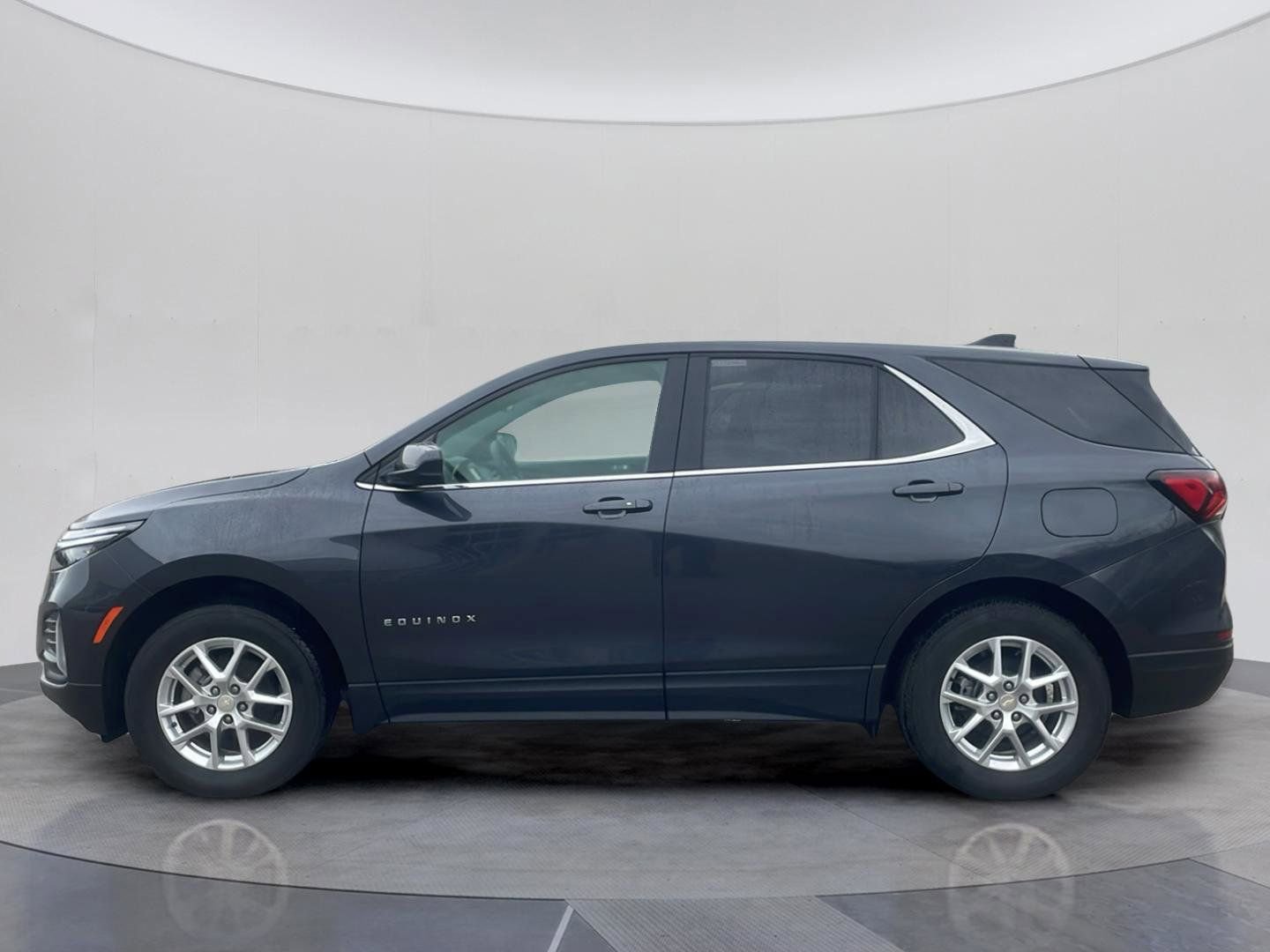 Used 2023 Chevrolet Equinox LT image 2